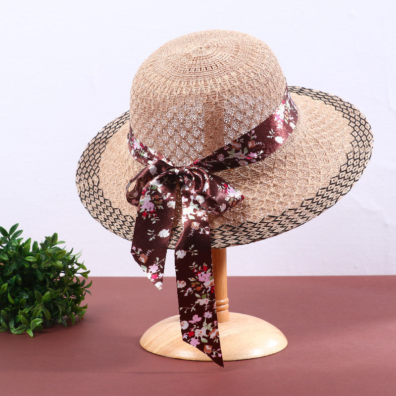 Elegante sombrero para el sol con cinta floral