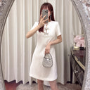 Vestido color crema de corte en A, manga corta y detalle de lazo