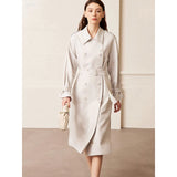 Eleganter zweireihiger minimalistischer Trenchcoat mit Gürtel