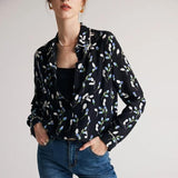 Elegante blusa de seda floral azul marino