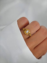 Anillo de perla de agua dulce con textura hueca bañado en oro de 18 quilates