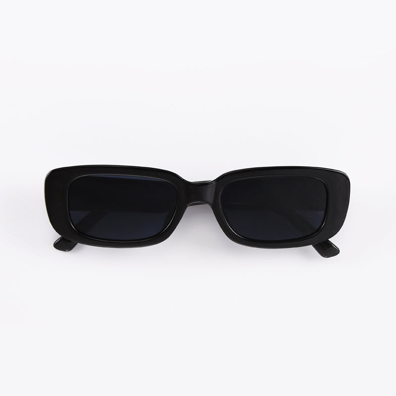 Schicke schwarze rechteckige Sonnenbrille