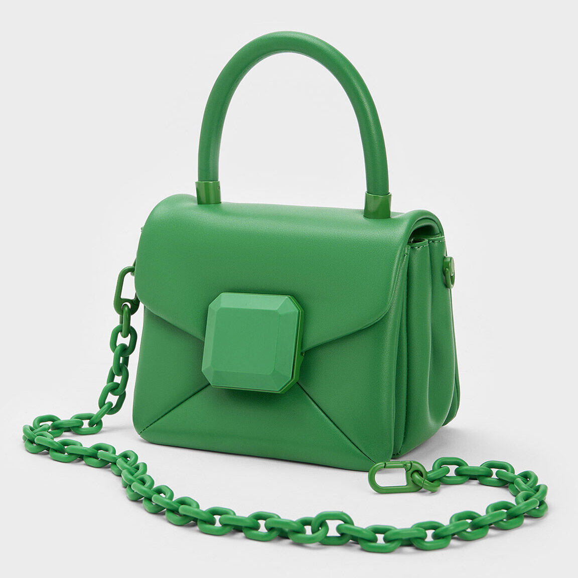 Bolso cuadrado pequeño con cadena y mano