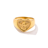 Anillo grueso de acero chapado en oro con ángel y corazón