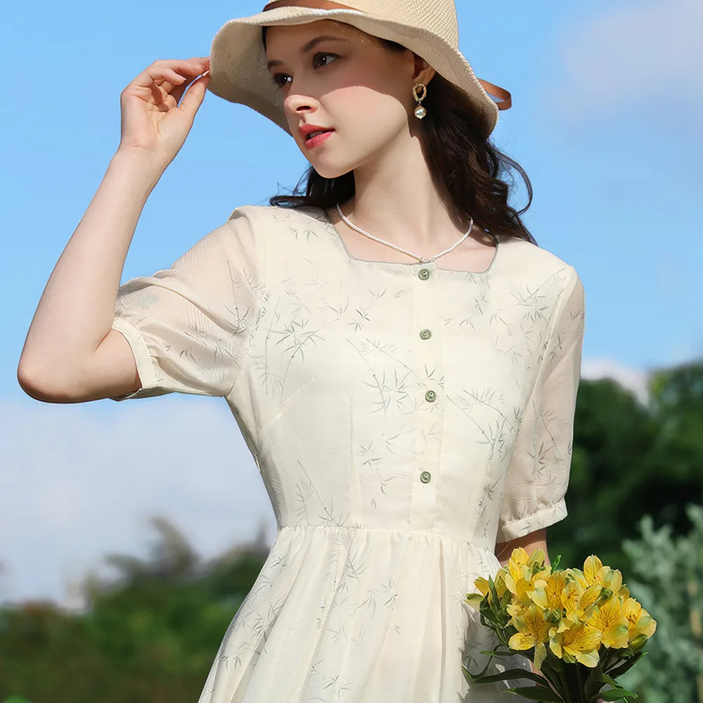 Sommerkleid mit französischem Blumenmuster und quadratischem Ausschnitt