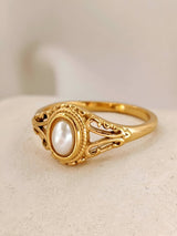 Anillo de perla de agua dulce con textura hueca bañado en oro de 18 quilates