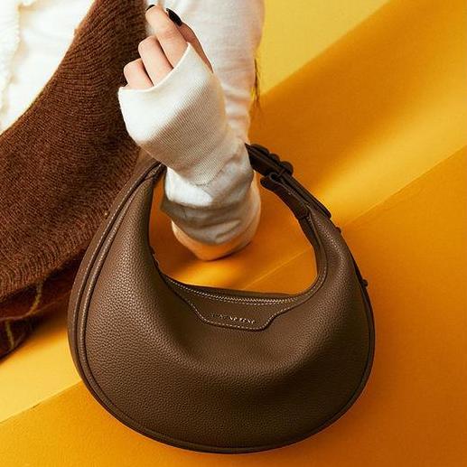 Chic Crescent Leather Crossbody Bag - Soft & Stylish