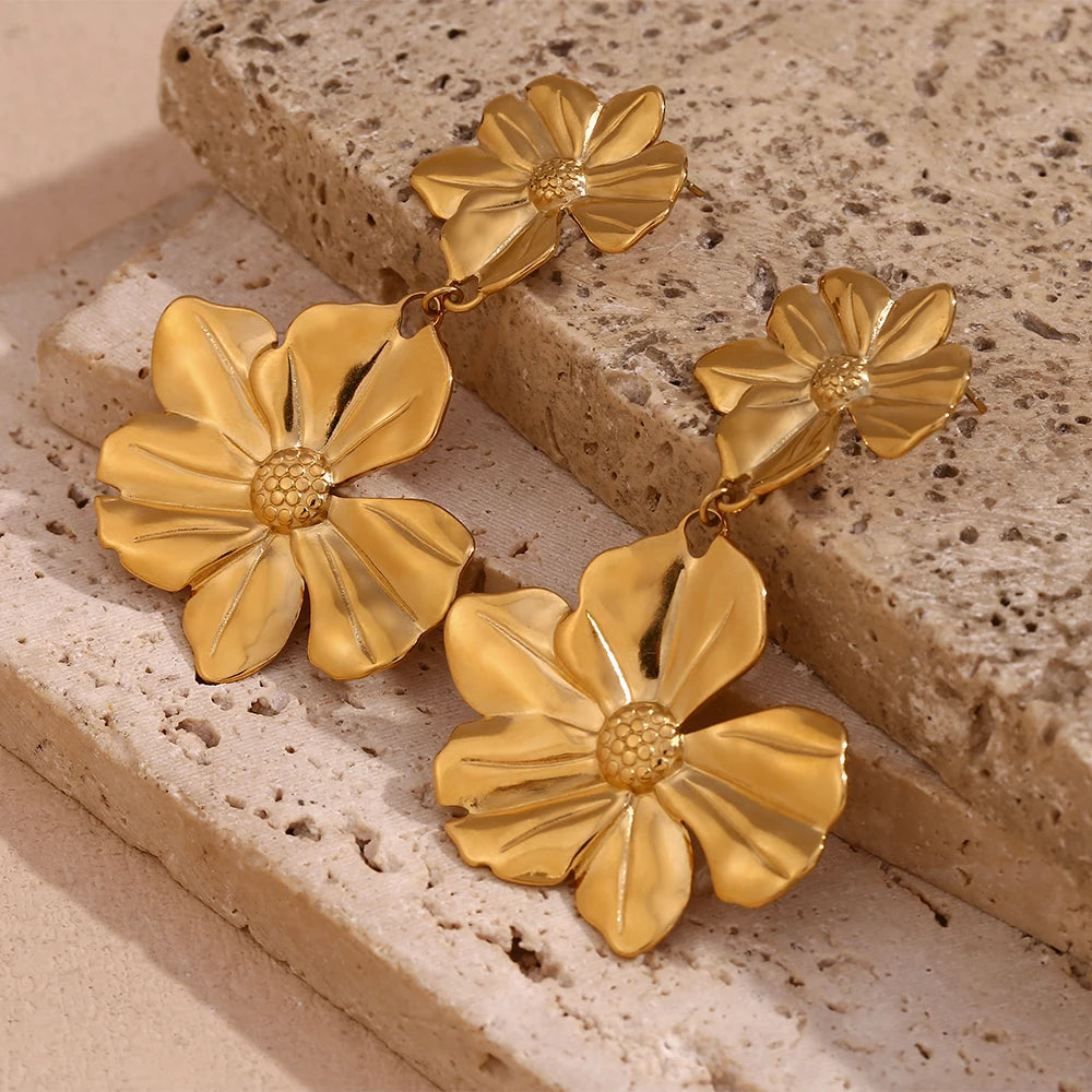 Pendientes colgantes con dos flores bañados en oro de 18 quilates: acero inoxidable resistente al agua y al deslustre