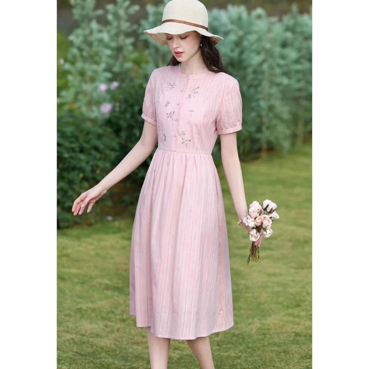 Sommerliches rosa Kleid mit Stickerei