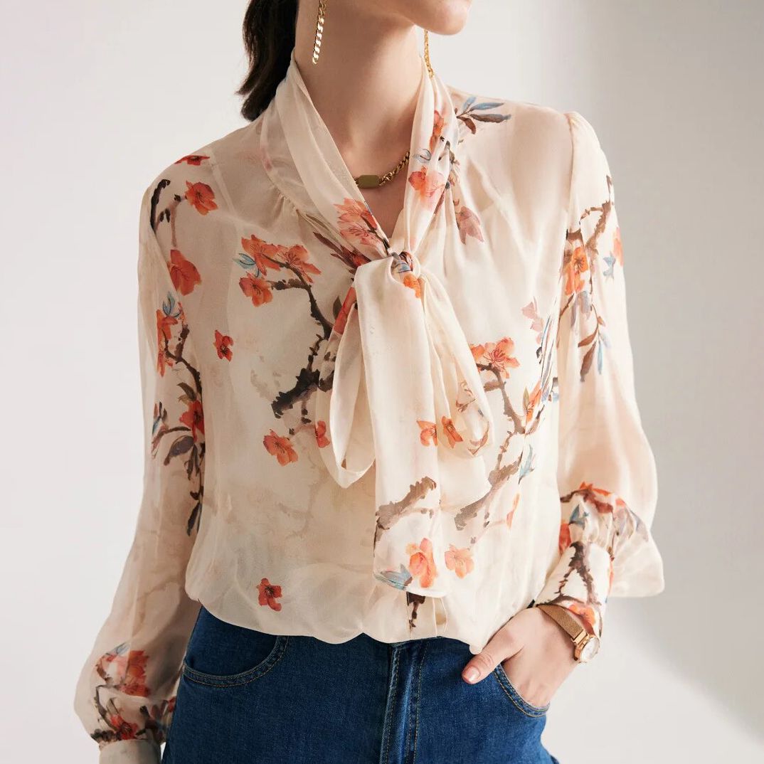 Blusa elegante con cuello de lazo en mezcla de seda floral