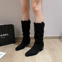Botas de media caña holgadas, con punta afilada y tacón ancho