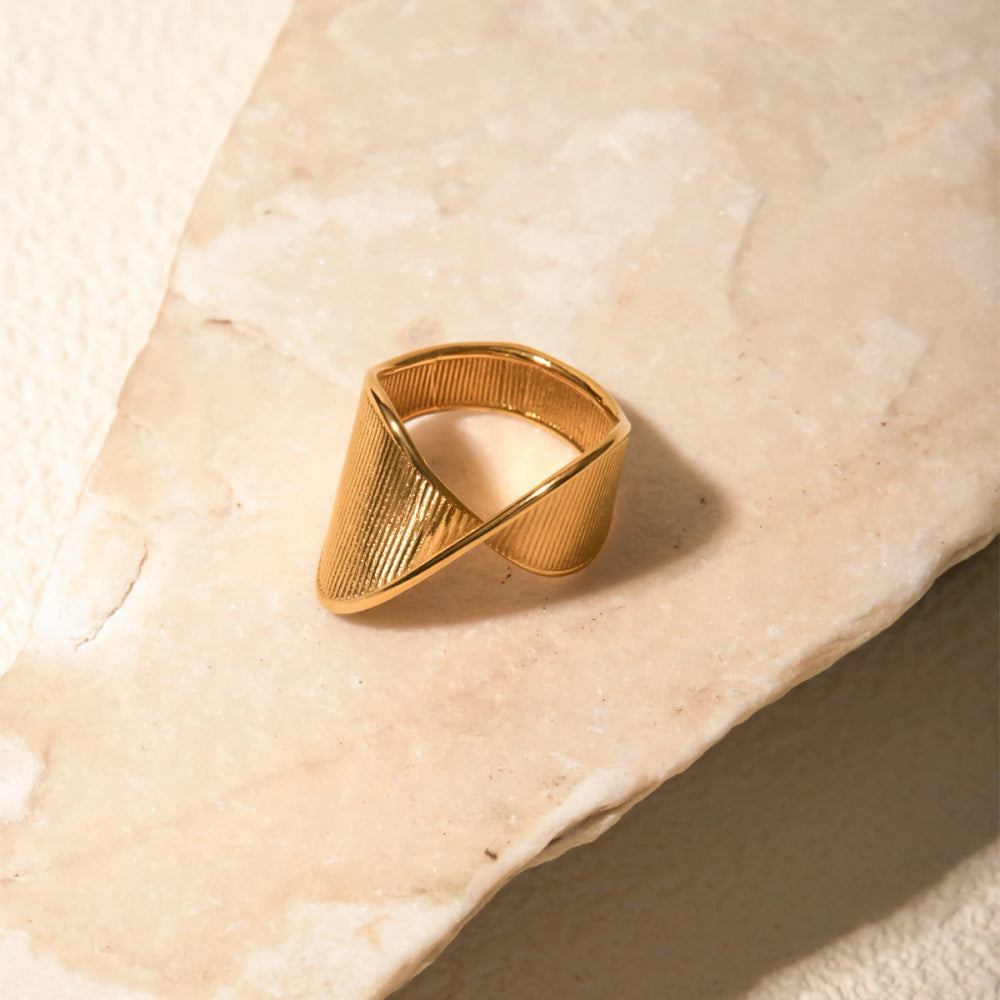 Anillo de torsión minimalista de acero inoxidable bañado en oro de 18 quilates