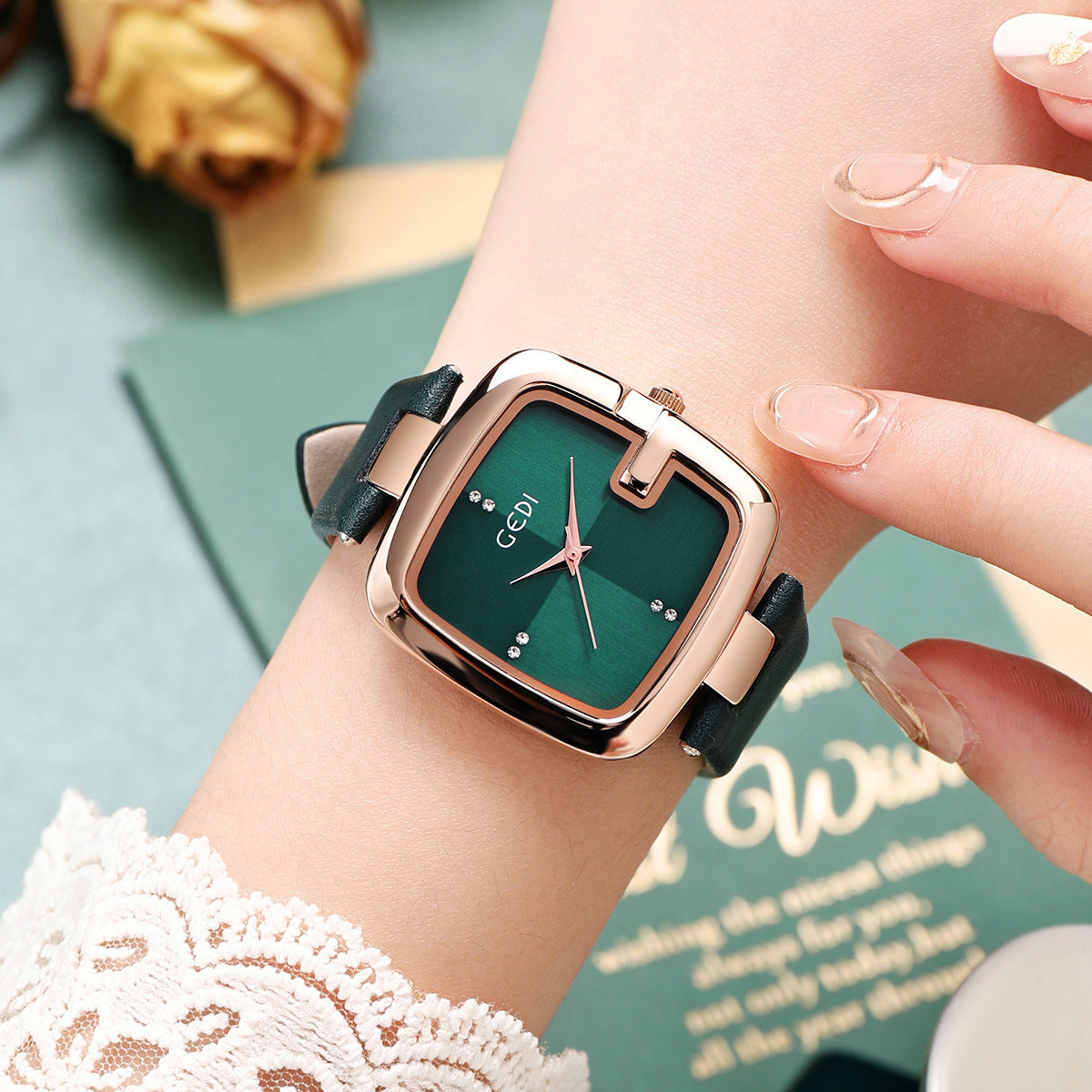 Women's Fashionable Temperament Belt Quartz Watch - Dazpy