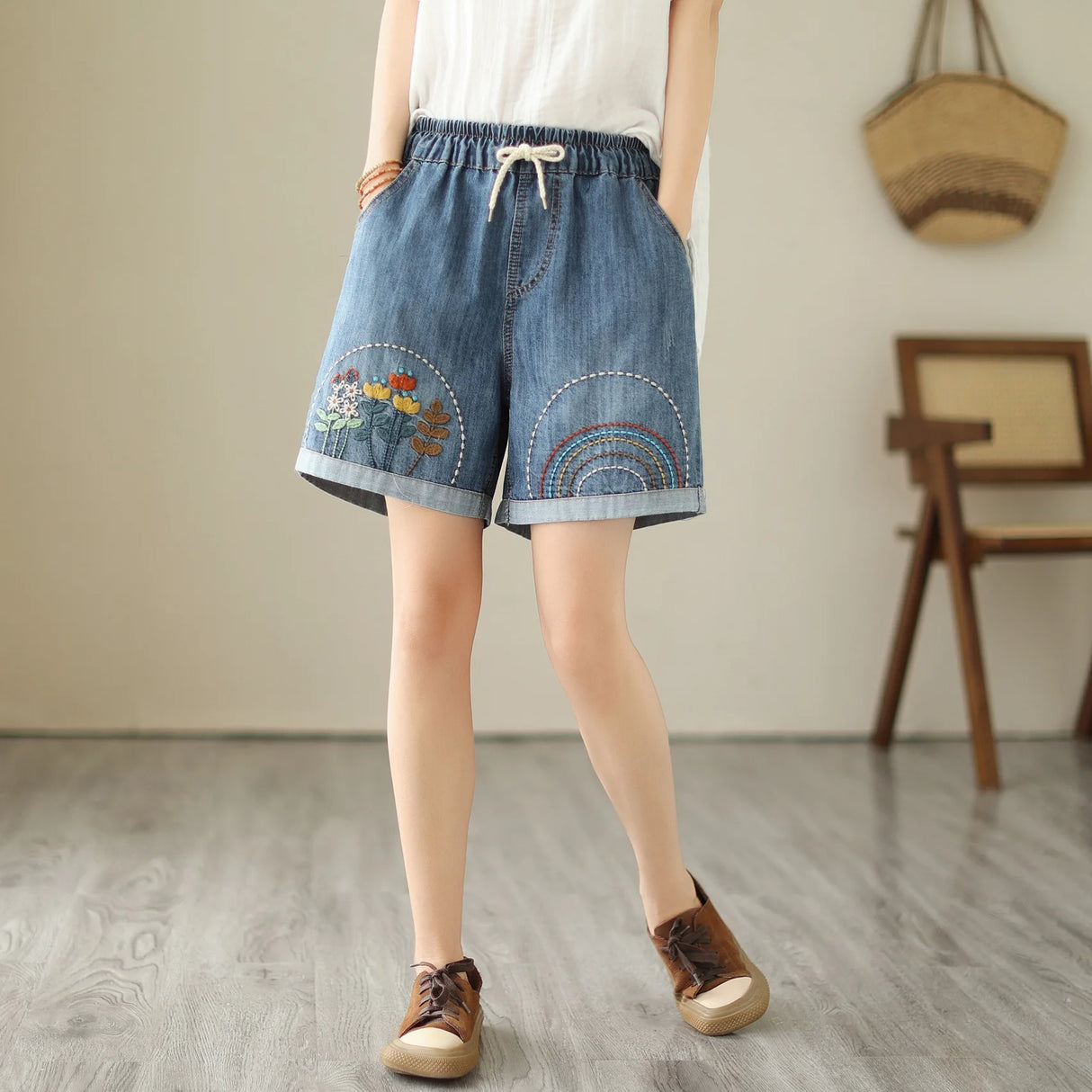 Haremsshorts aus Denim mit Blumenstickerei