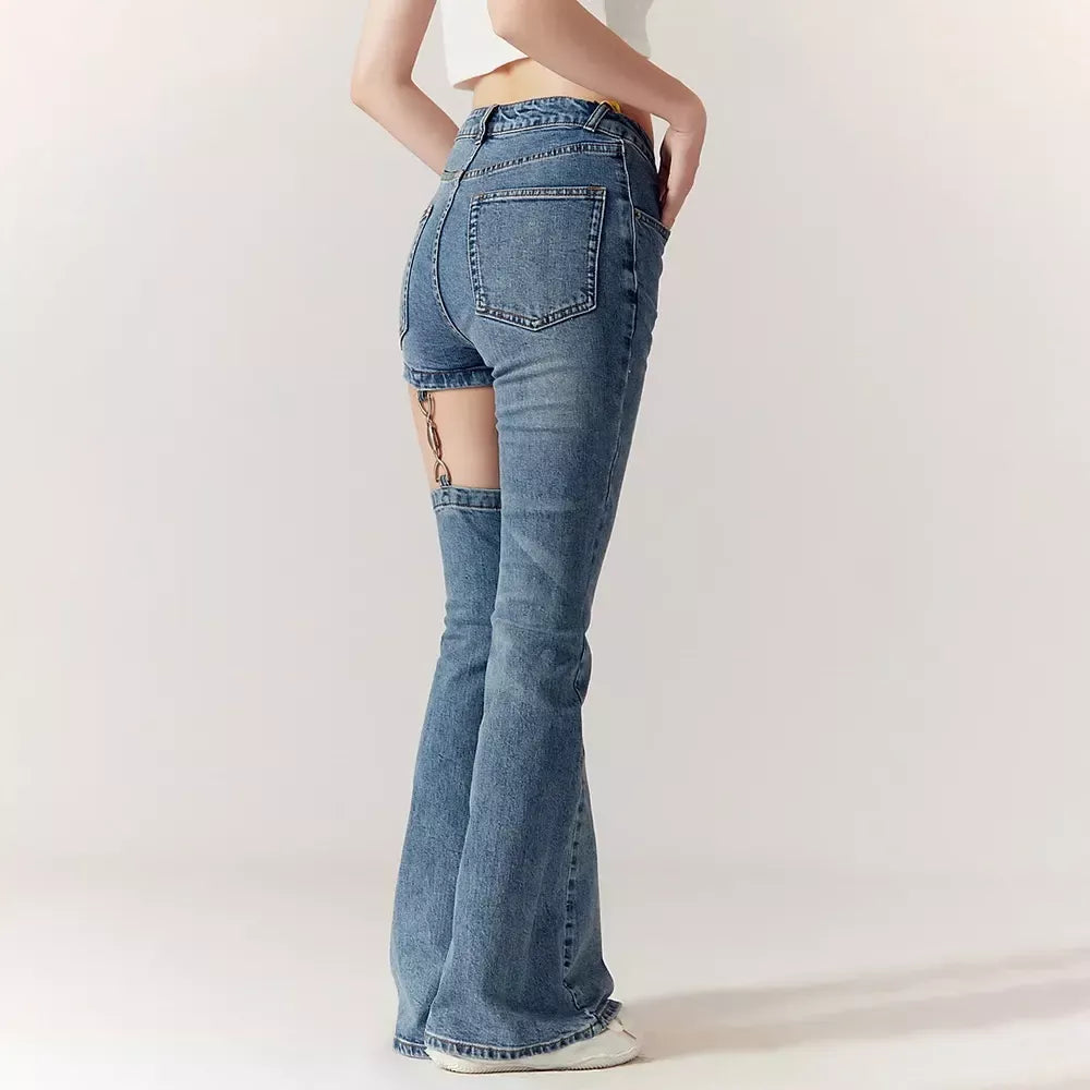 Slim Flare Jeans mit hoher Taille, ausgehöhlten Ketten