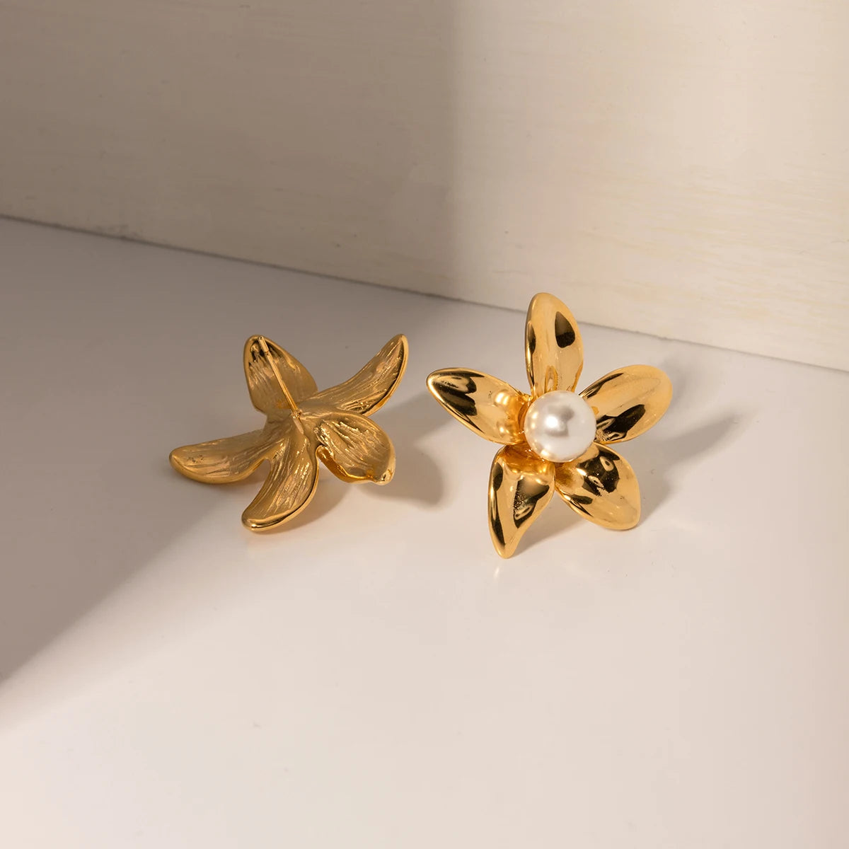 Pendientes de acero inoxidable con forma de flor en oro de 18 quilates con incrustaciones de perlas