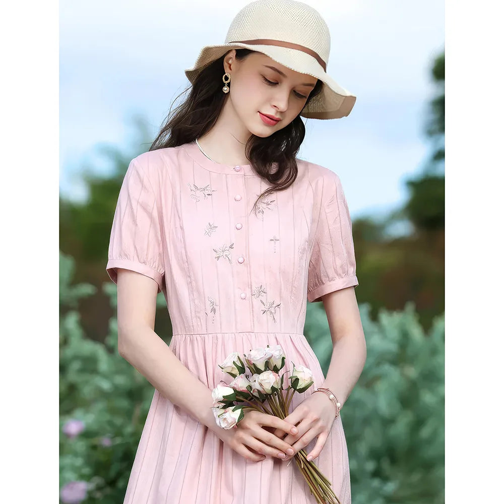 Sommerliches rosa Kleid mit Stickerei