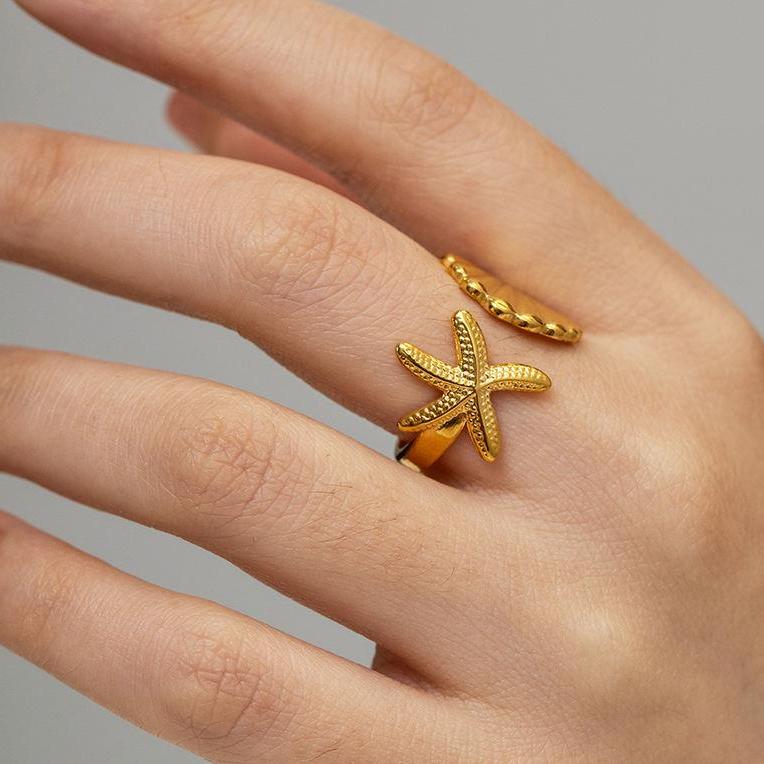 Anillo de playa bohemio ajustable de acero inoxidable con detalles de estrellas de mar y conchas