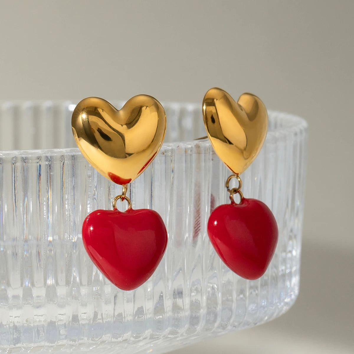 Pendientes colgantes de corazón rojo bañados en oro de 18 quilates para mujer