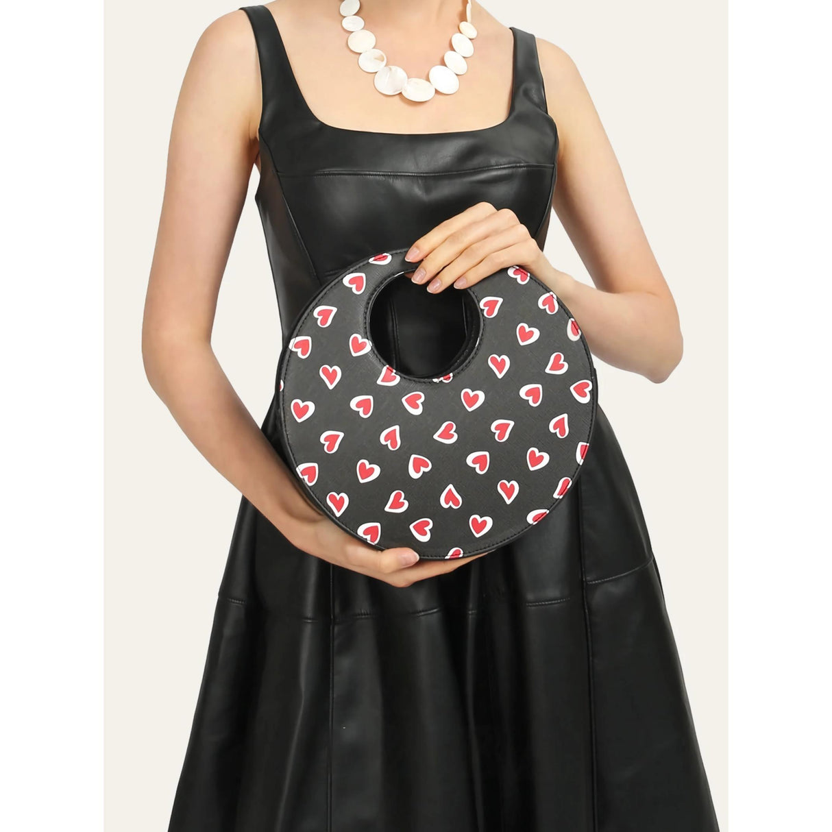 Bolso bandolera elegante redondo de piel vegana con estampado de corazones