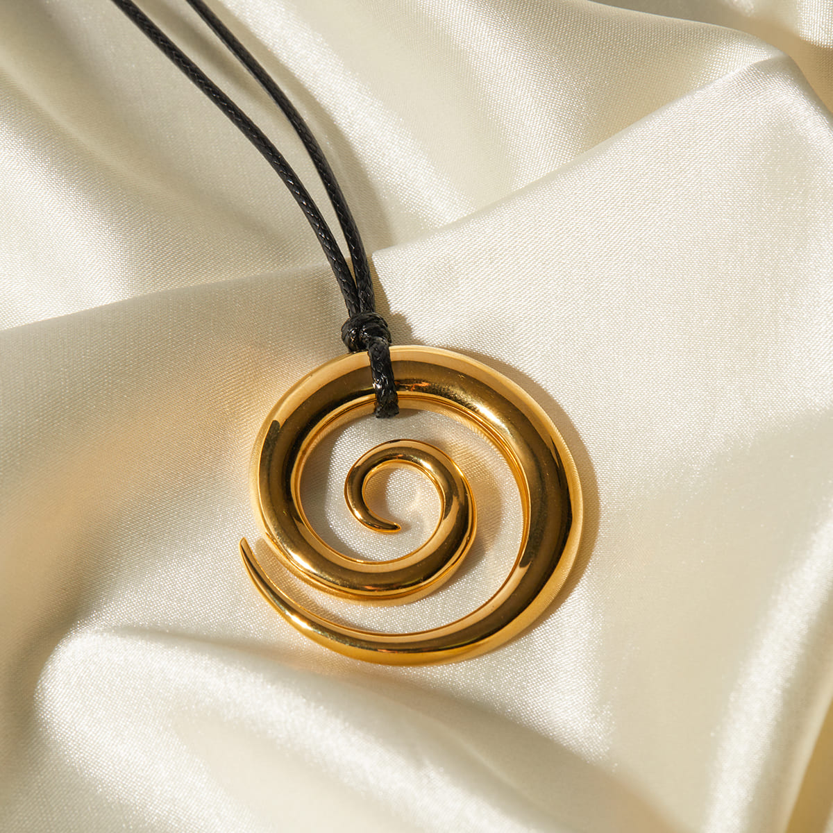 Halskette mit Anhänger „Spiralkreis“ in Gold und Schwarz