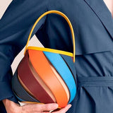 Bolso tipo cubo de cuero PU a rayas de colores