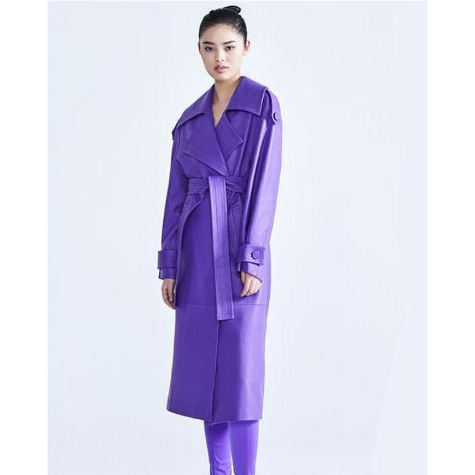 Gabardina elegante de piel sintética morada