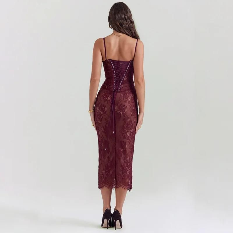 Figurbetontes Spitzenkleid mit Spaghettiträgern