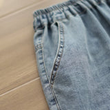 Sommerliche Vintage-Caprihose aus Denim mit weitem Bein und Blumenstickerei