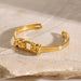 Offenes Manschettenarmband aus goldenem Edelstahl mit geometrischem Muster