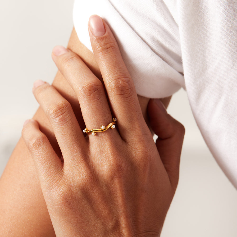 Anillos apilables con forma de rama de hoja y perla con ondas de agua irregulares bañados en oro de 18 quilates