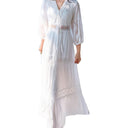 Vestido blanco de mujer con bordados florales y mangas abullonadas