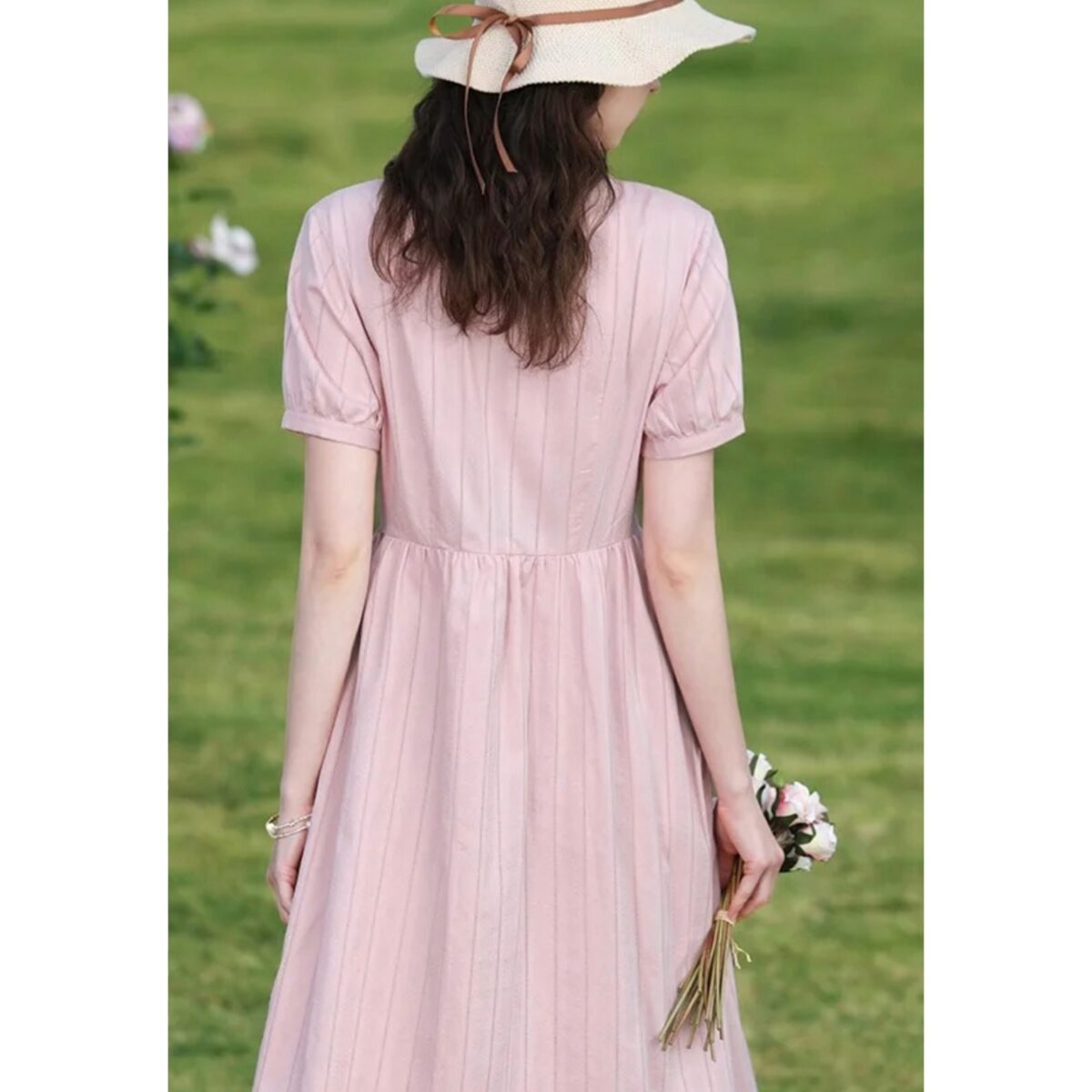 Sommerliches rosa Kleid mit Stickerei