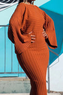 Vestido midi entallado de manga larga con detalle de volantes