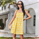 Vestido midi de corte evasé con cuello cuadrado y estampado de cuadros amarillos