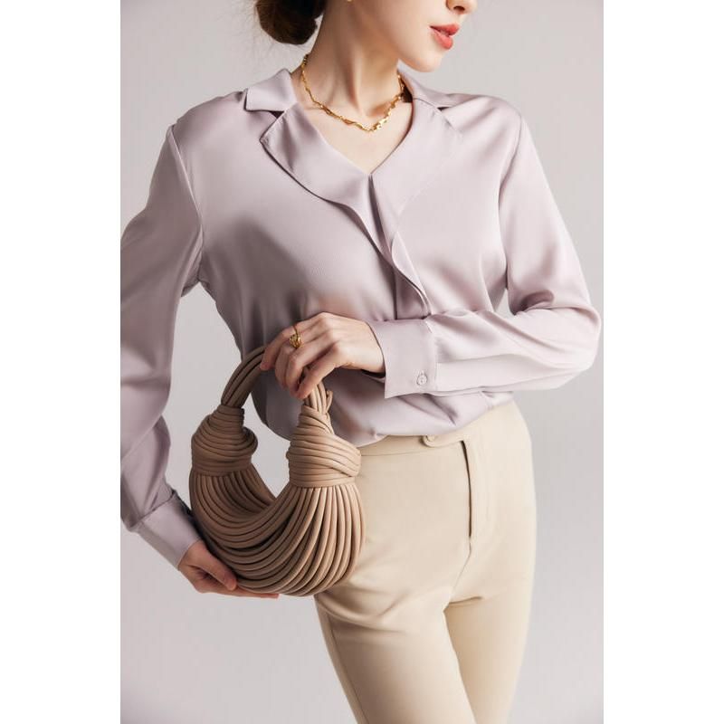 Elegante Seidenbluse mit Rüschen und V-Ausschnitt