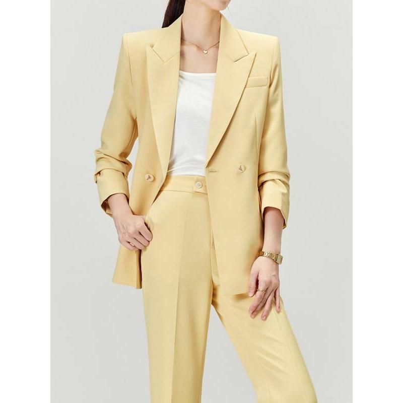 Elegante traje pantalón de oficina amarillo