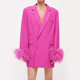 Elegante blazer empalmado de plumas rosas