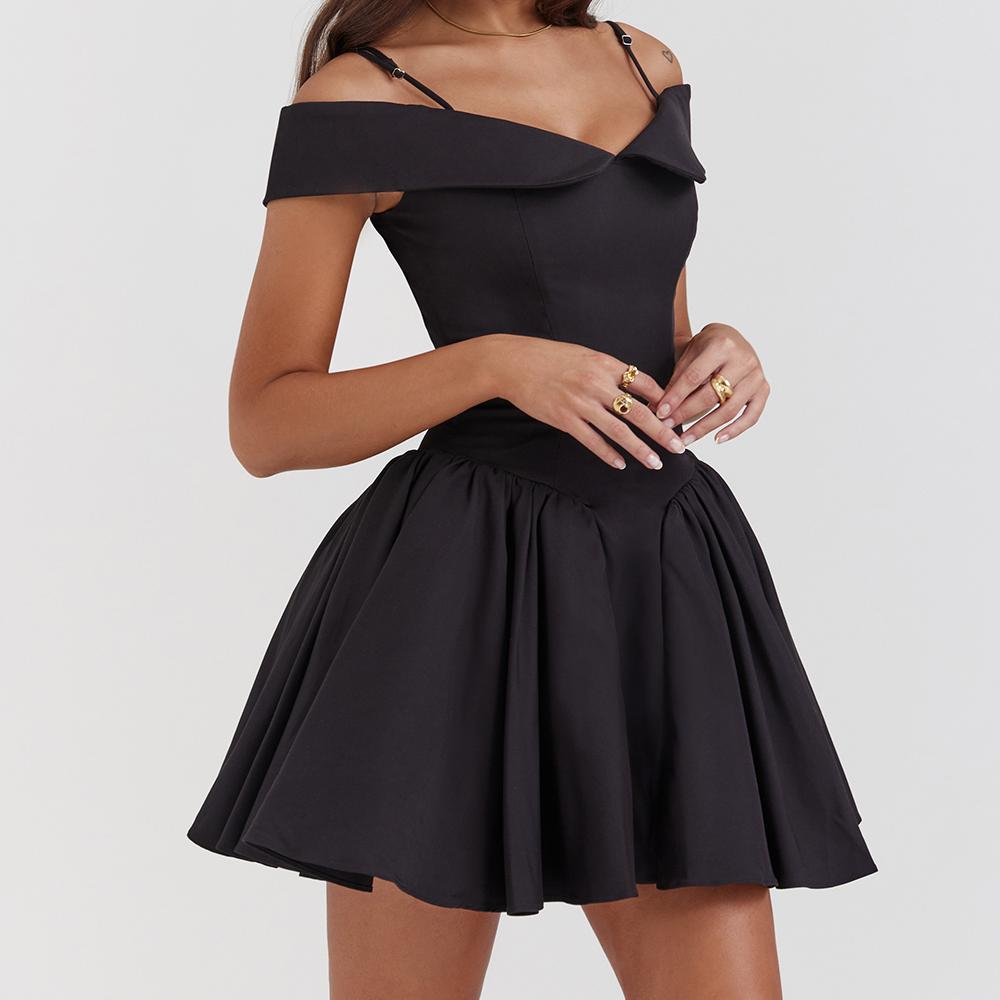 Mini vestido de cóctel elegante con hombros descubiertos