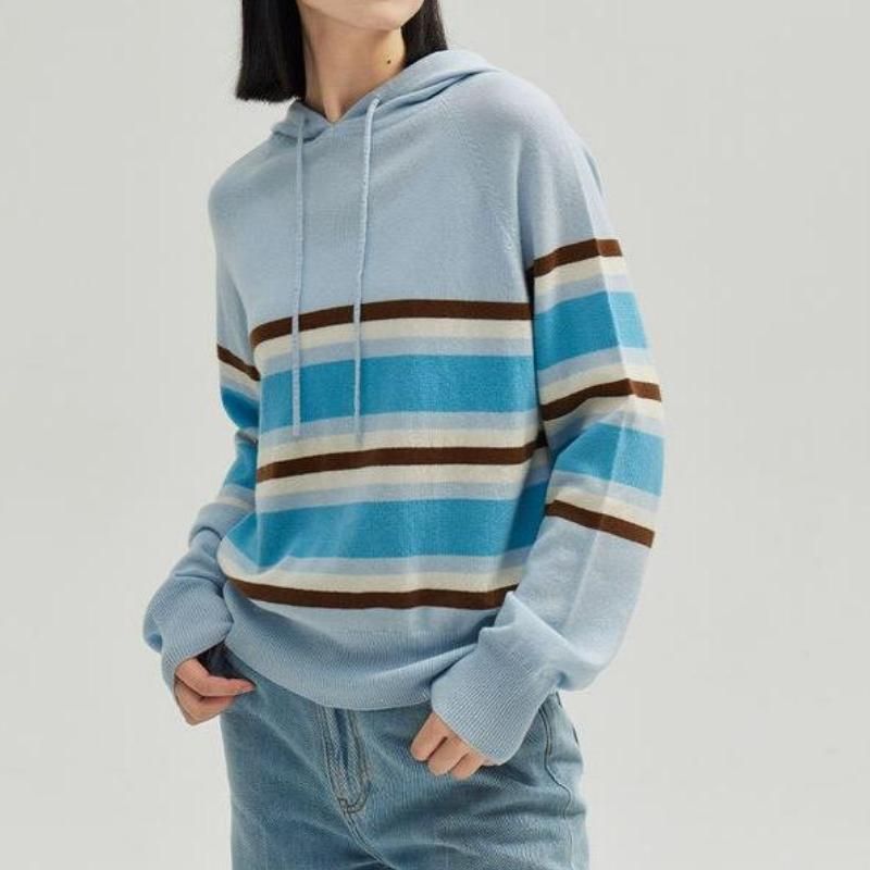 Gestreifter blauer Kapuzenpullover