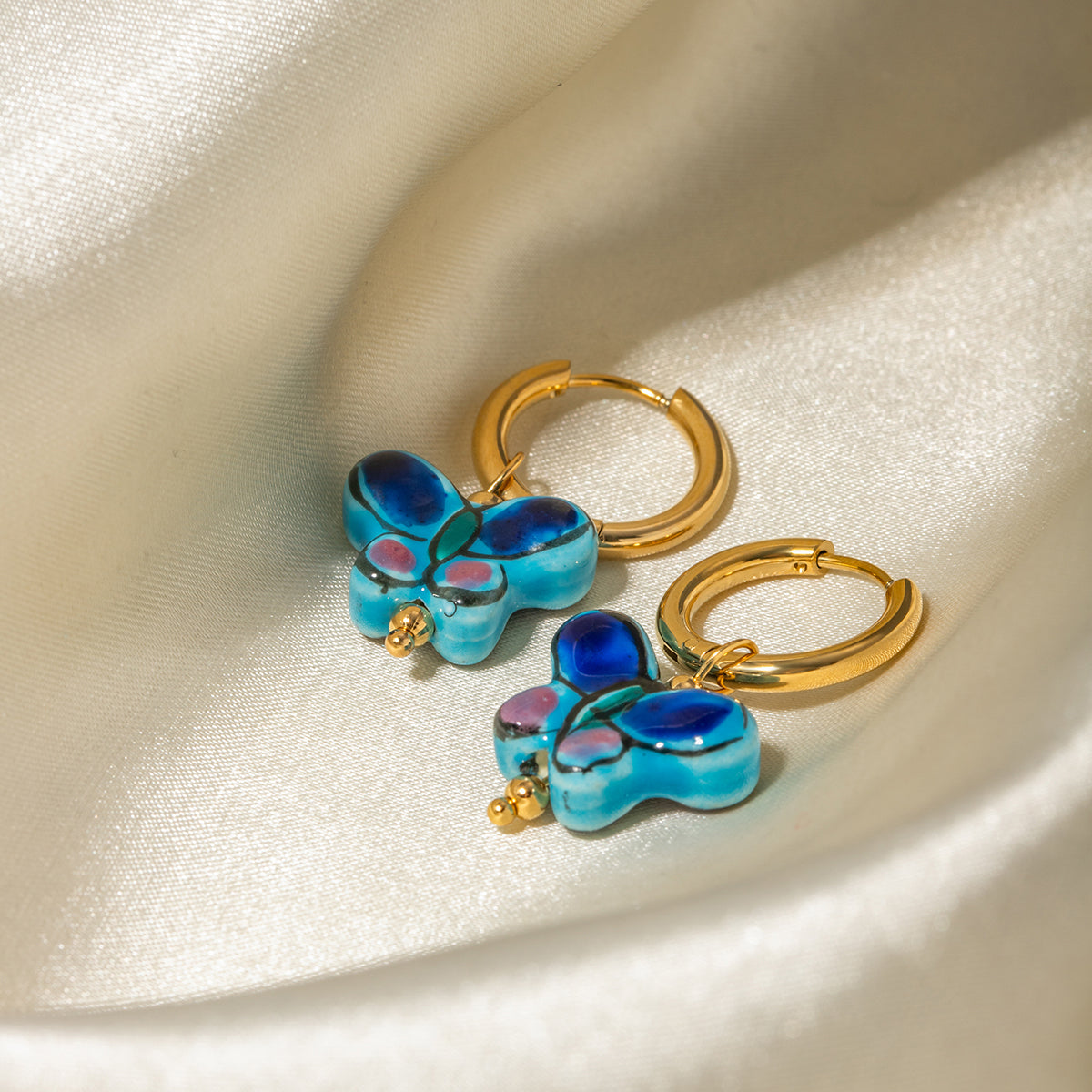 Aretes de cerámica con forma de mariposa y flor azul de acero inoxidable chapado en oro de 18 quilates