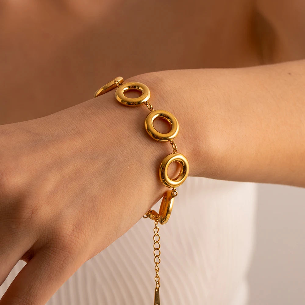 Elegante Brazalete tipo Donut de Acero Inoxidable Chapado en Oro de 18k