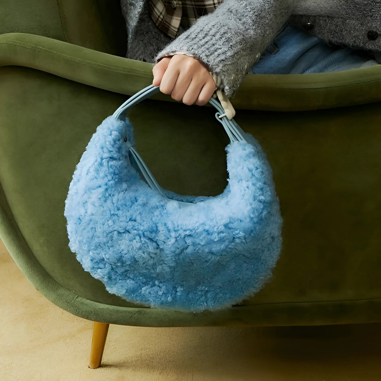 Halbmondförmige Winterhandtasche aus flauschiger Wolle