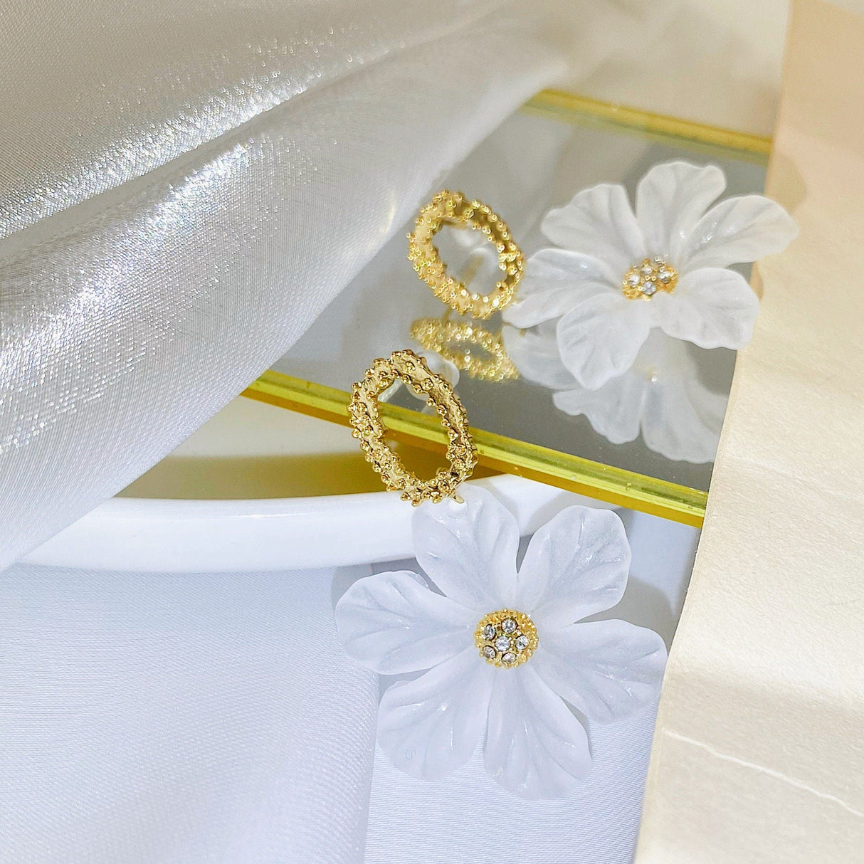 Charming Translucent Flower Drop Earrings with Rhinestone