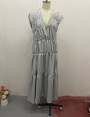 Vestido gris claro de cuello redondo, sin mangas y con pliegues