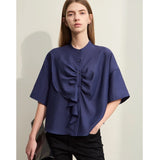 Blusa asimétrica con cuello alto de verano