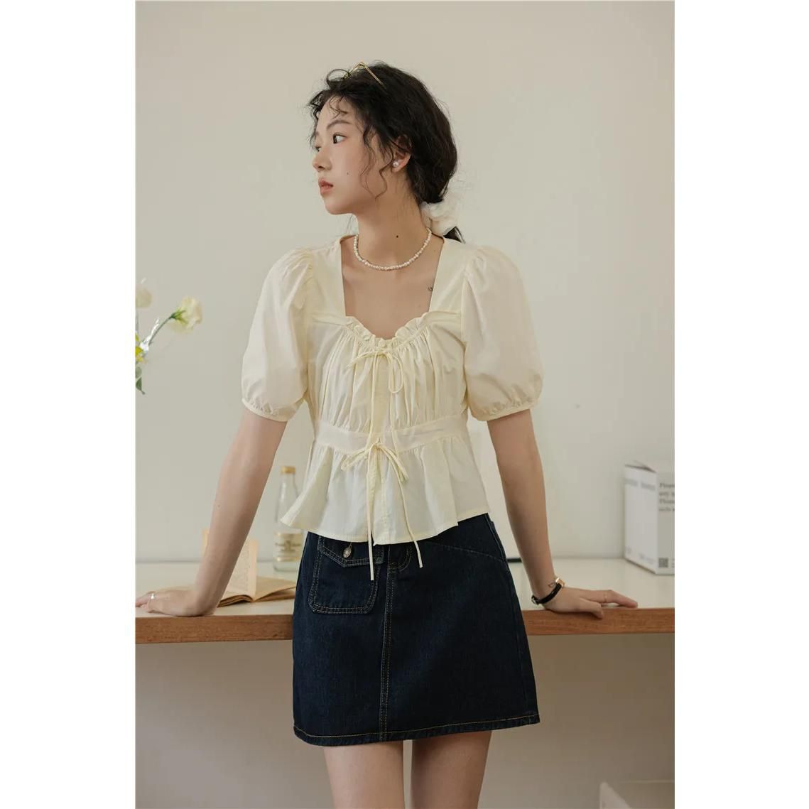 Blusa elegante vintage con cuello cuadrado y manga abullonada