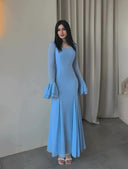 Vestido ajustado con escote cuadrado, mangas de campana y cordones