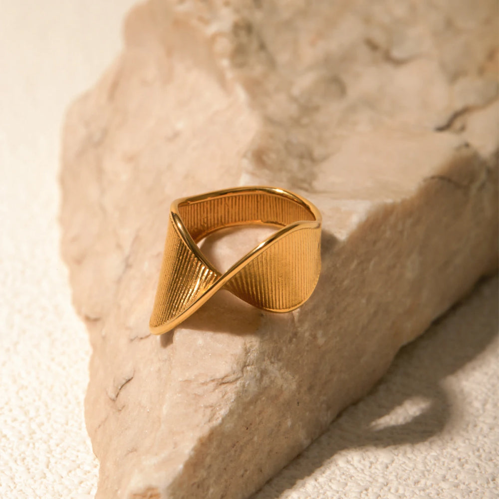 Anillo de torsión minimalista de acero inoxidable bañado en oro de 18 quilates