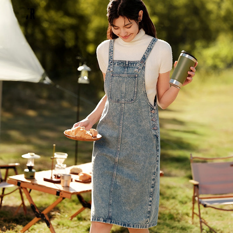 Frühlings-Jeansrock mit Hosenträgern im Retro-Stil